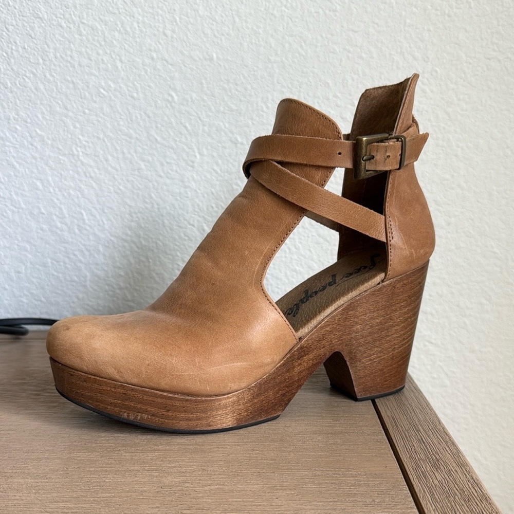 Free People Women's Tan Leather Cedar Clog